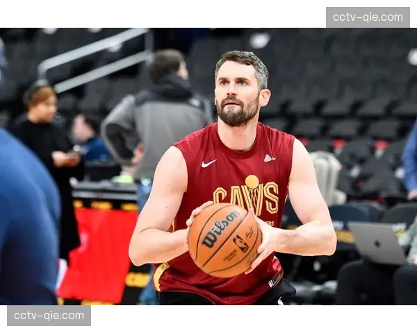 特写：生涯最后一季？热火老将凯文·乐福赛前加练三分的身影